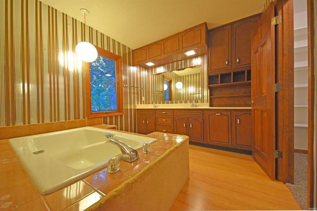 10018 Woodstream Drive, Fort Wayne, IN 46804