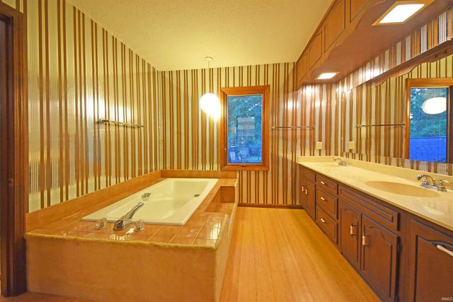 10018 Woodstream Drive, Fort Wayne, IN 46804