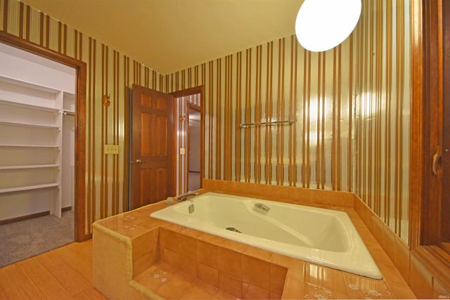 10018 Woodstream Drive, Fort Wayne, IN 46804