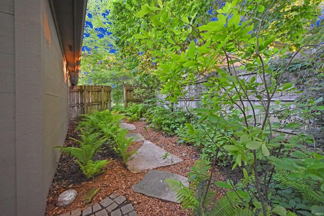 10018 Woodstream Drive, Fort Wayne, IN 46804