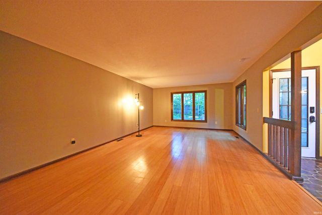 10018 Woodstream Drive, Fort Wayne, IN 46804