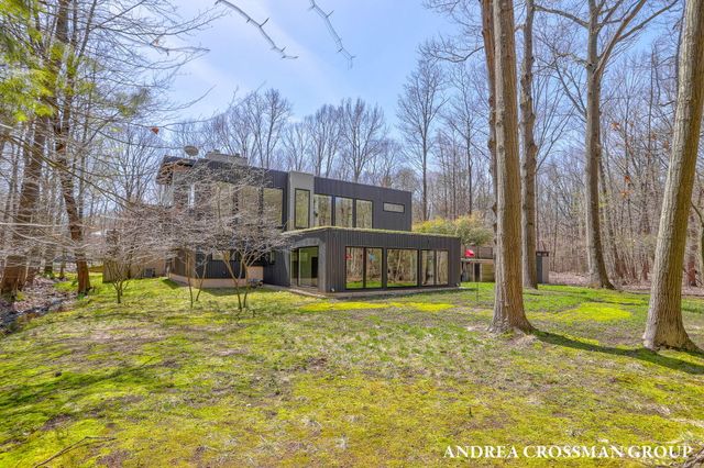 6919 Bendemeer Drive, Fennville, MI 49408