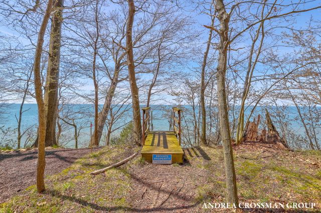 6919 Bendemeer Drive, Fennville, MI 49408