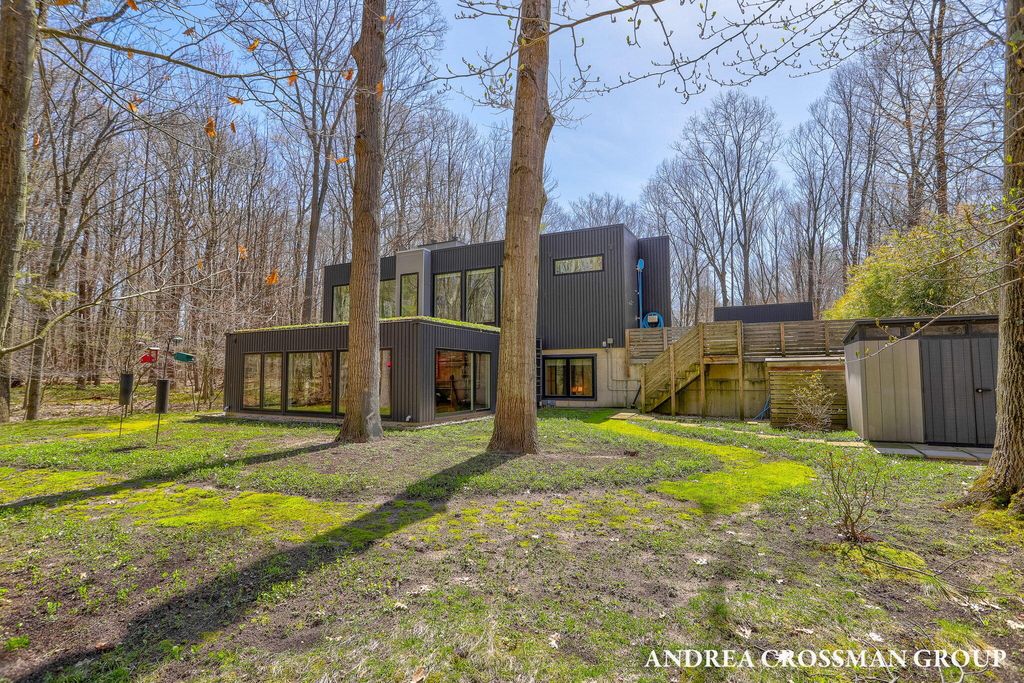 6919 Bendemeer Drive, Fennville, MI 49408