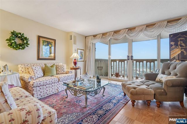 555 North Avenue 17-U, Fort Lee, NJ 07024