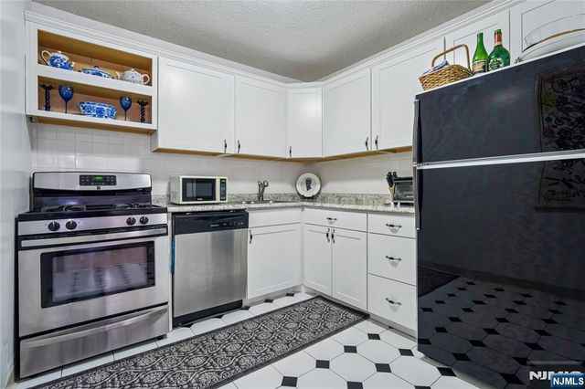 555 North Avenue 17-U, Fort Lee, NJ 07024