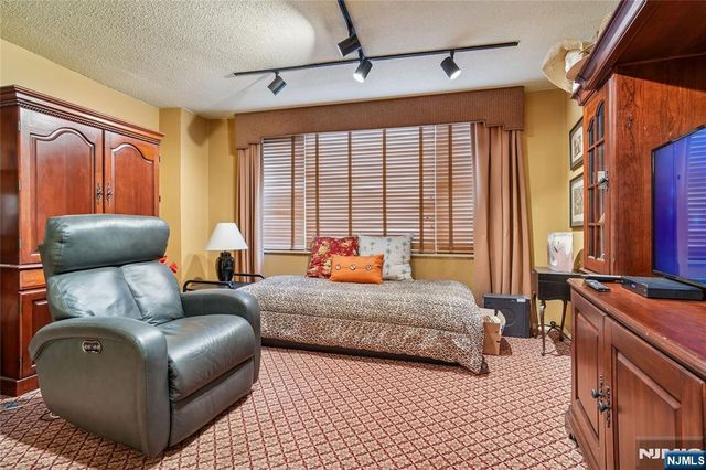 555 North Avenue 17-U, Fort Lee, NJ 07024