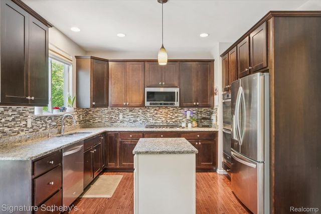 2624 Trillium Hills Drive, Commerce Charter Township, MI 48382