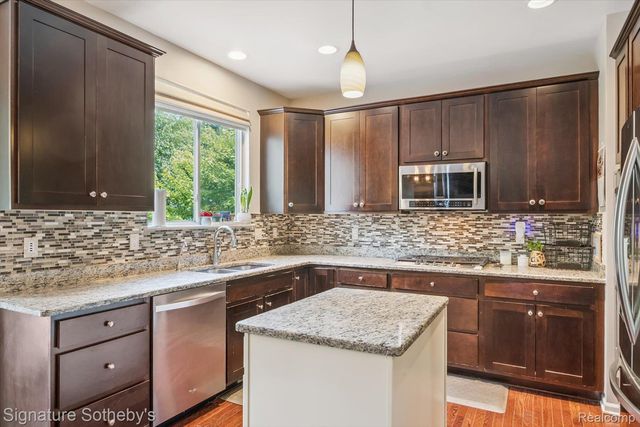 2624 Trillium Hills Drive, Commerce Charter Township, MI 48382