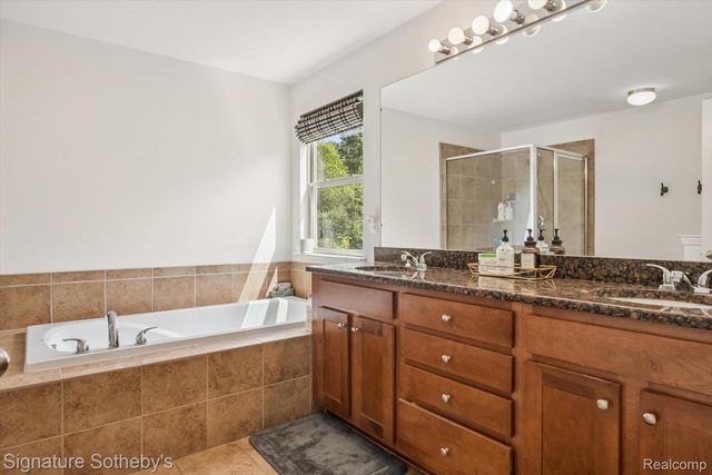 2624 Trillium Hills Drive, Commerce Charter Township, MI 48382