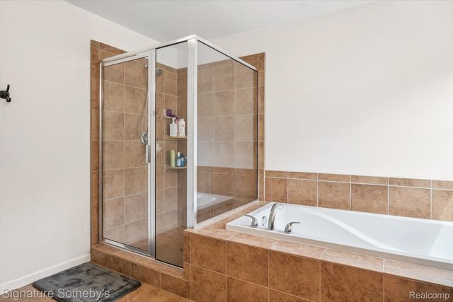 2624 Trillium Hills Drive, Commerce Charter Township, MI 48382