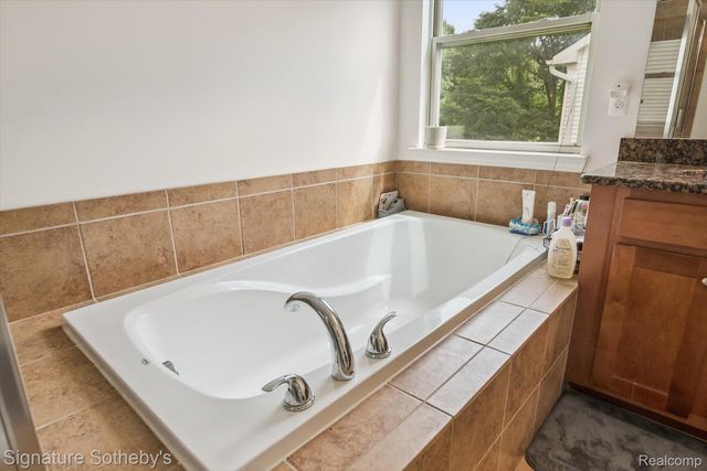 2624 Trillium Hills Drive, Commerce Charter Township, MI 48382