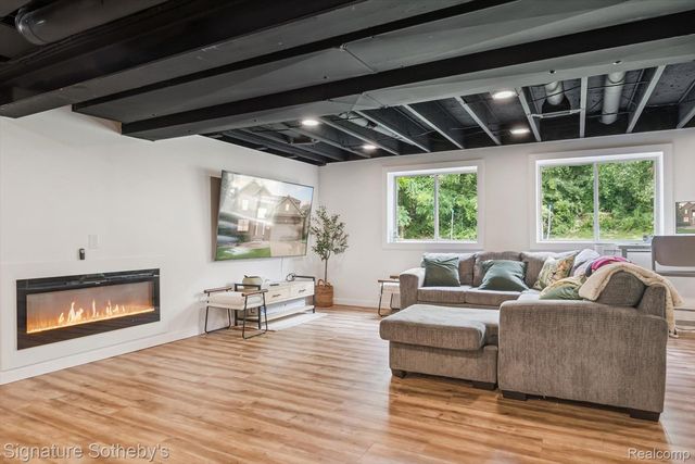 2624 Trillium Hills Drive, Commerce Charter Township, MI 48382