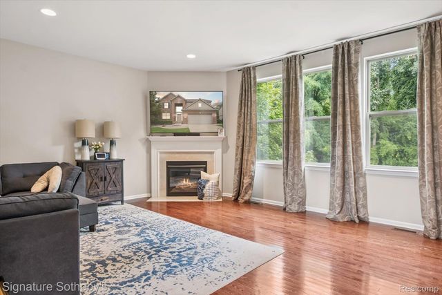 2624 Trillium Hills Drive, Commerce Charter Township, MI 48382