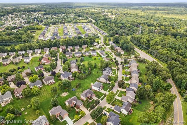 2624 Trillium Hills Drive, Commerce Charter Township, MI 48382