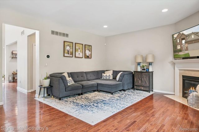 2624 Trillium Hills Drive, Commerce Charter Township, MI 48382