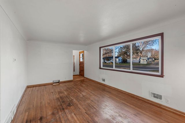 76 Mcleod Avenue NE, Hutchinson, MN 55350