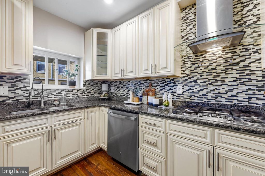 Image 14 of property listing at 606 W 36TH ST, Baltimore, MD 21211