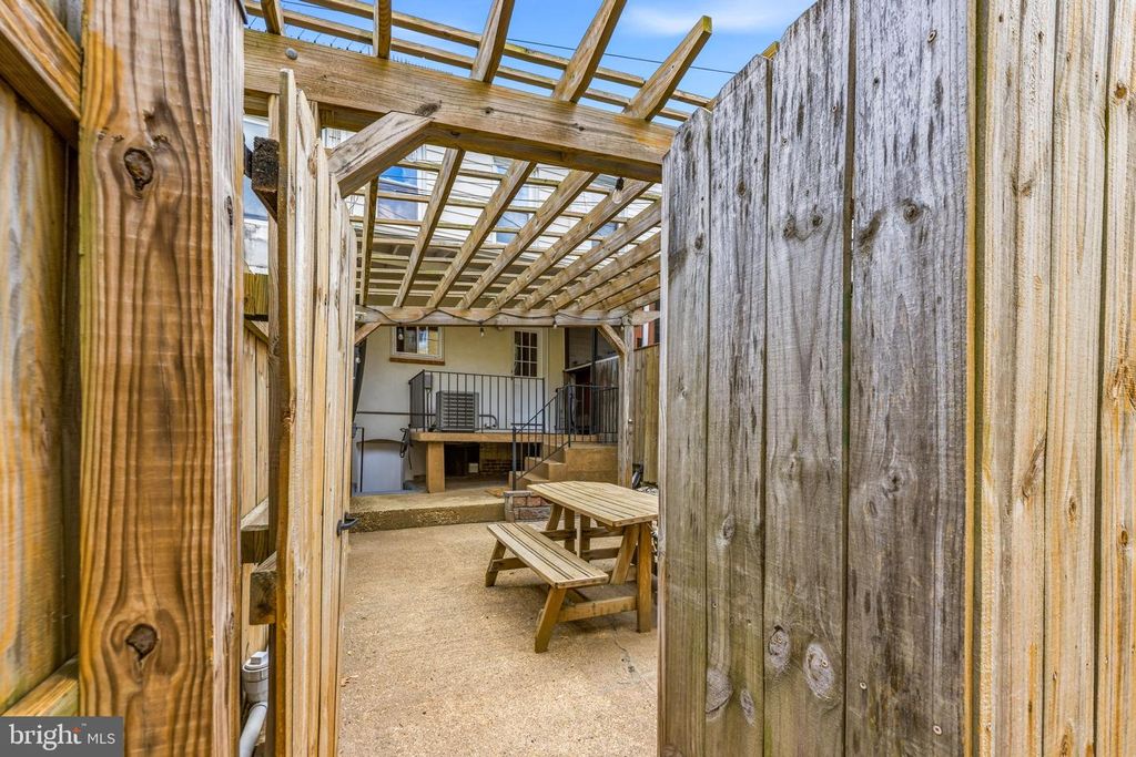 Image 38 of property listing at 606 W 36TH ST, Baltimore, MD 21211