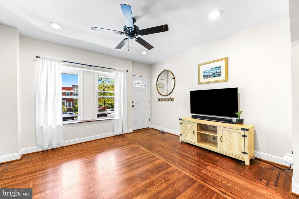 Image 8 of property listing at 606 W 36TH ST, Baltimore, MD 21211