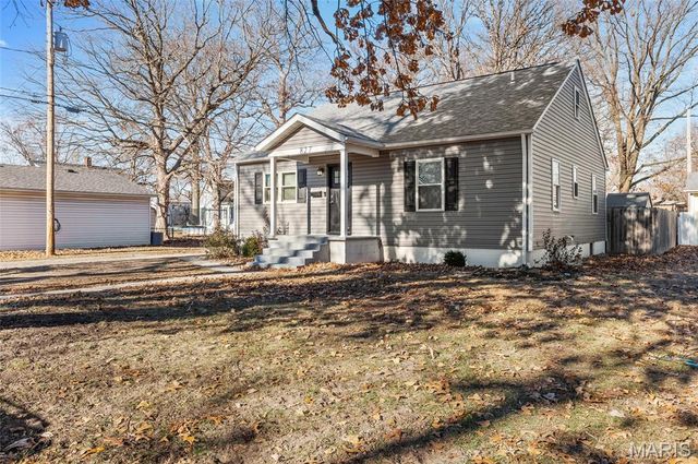 827 Longfellow Avenue, Wood River, IL 62095