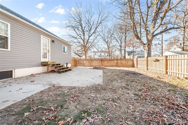 827 Longfellow Avenue, Wood River, IL 62095