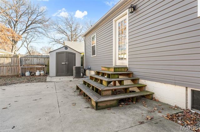 827 Longfellow Avenue, Wood River, IL 62095