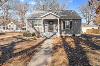 827 Longfellow Avenue, Wood River, IL 62095