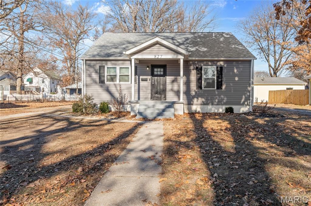 827 Longfellow Avenue, Wood River, IL 62095