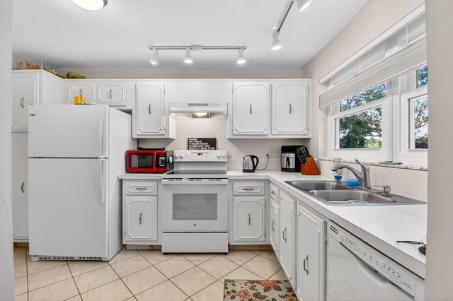 2010 S Federal Highway 202, Boynton Beach, FL 33435