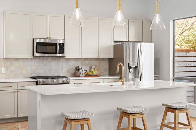 2205 Thornton RD A, Austin, TX 78704