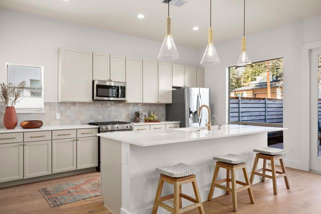 2205 Thornton RD A, Austin, TX 78704