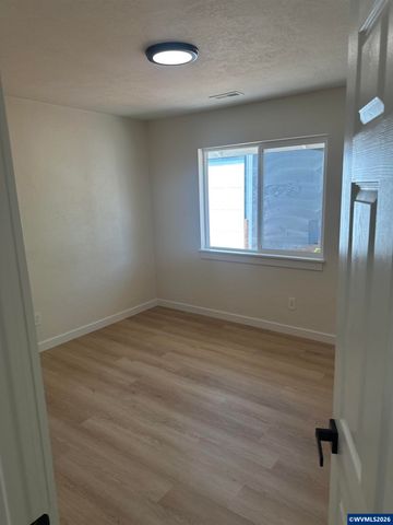 871 Bieber St NE, Salem, OR 97301