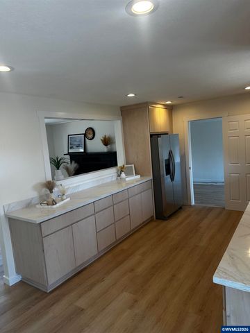 871 Bieber St NE, Salem, OR 97301