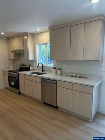 871 Bieber St NE, Salem, OR 97301