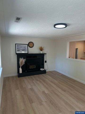 871 Bieber St NE, Salem, OR 97301