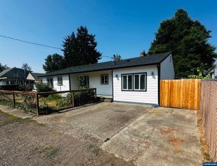 871 Bieber St NE, Salem, OR 97301