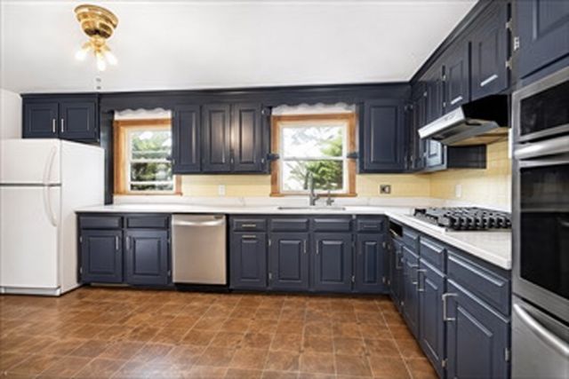 113 Halley Rd, Lowell, MA 01854
