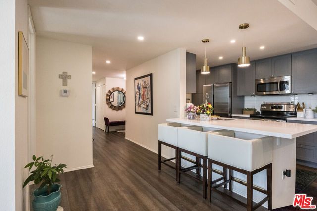 17711 Margate Street 211, Encino (los Angeles), CA 91316