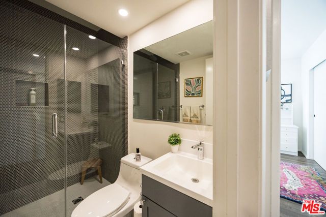 17711 Margate Street 211, Encino (los Angeles), CA 91316