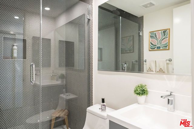 17711 Margate Street 211, Encino (los Angeles), CA 91316