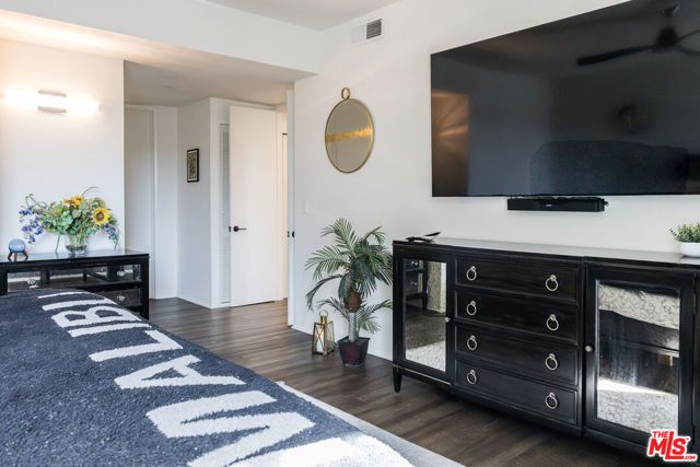 17711 Margate Street 211, Encino (los Angeles), CA 91316