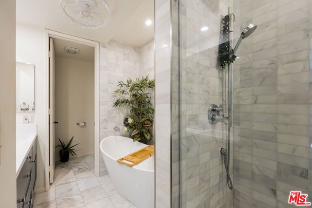 17711 Margate Street 211, Encino (los Angeles), CA 91316