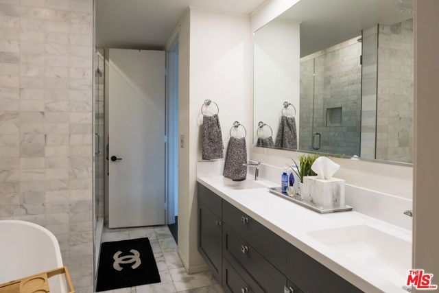 17711 Margate Street 211, Encino (los Angeles), CA 91316