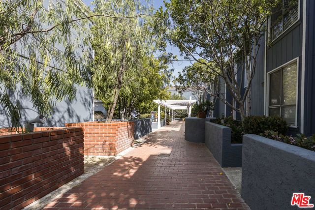 17711 Margate Street 211, Encino (los Angeles), CA 91316