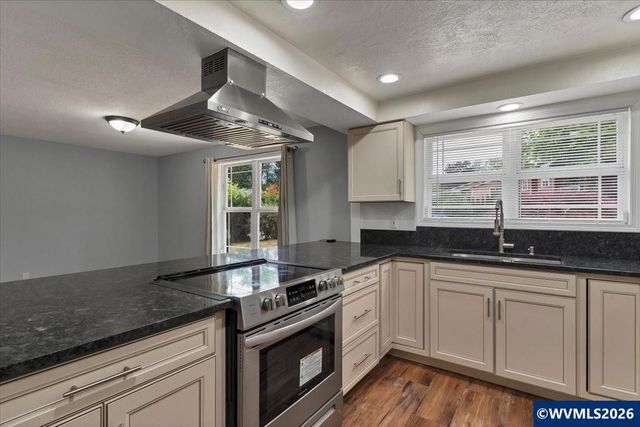2095 Popcorn Ct NW, Salem, OR 97304