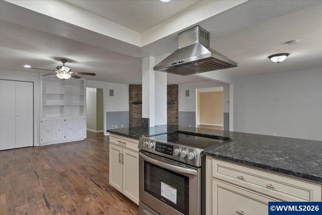2095 Popcorn Ct NW, Salem, OR 97304