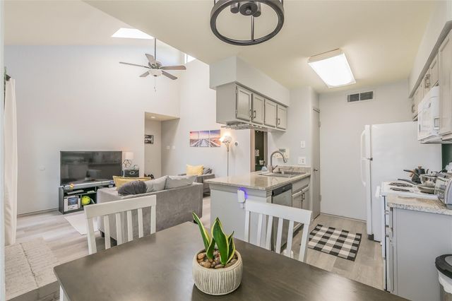 5750 Phoenix Drive 22, Dallas, TX 75231