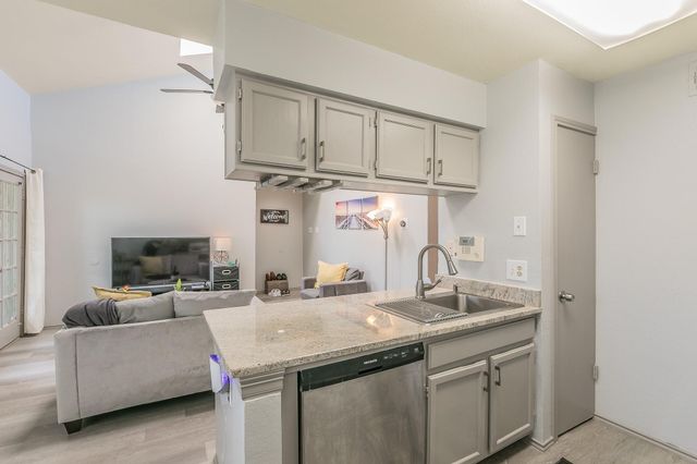 5750 Phoenix Drive 22, Dallas, TX 75231