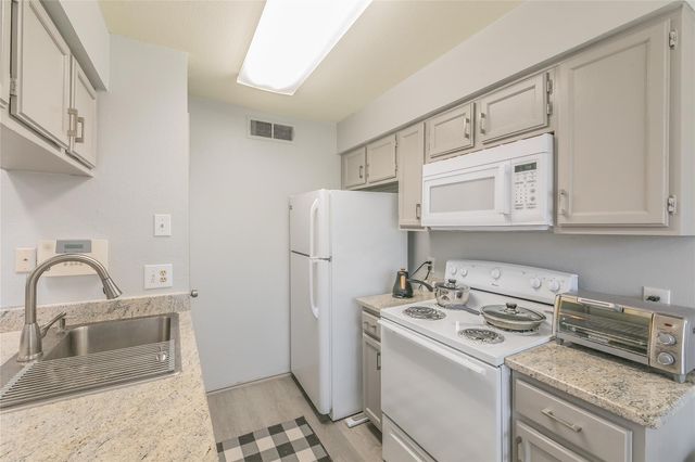 5750 Phoenix Drive 22, Dallas, TX 75231